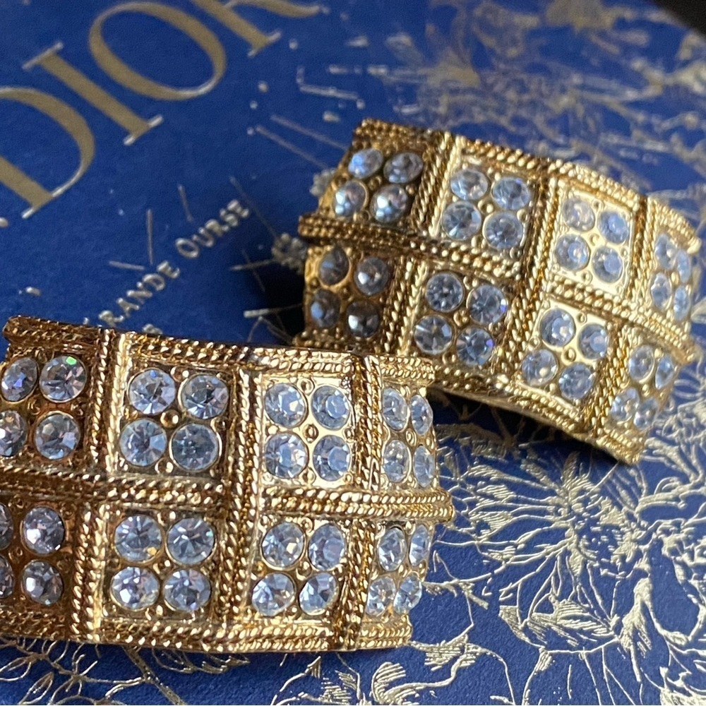 Vintage gold tone clip on earrings - Picture 7 of 7